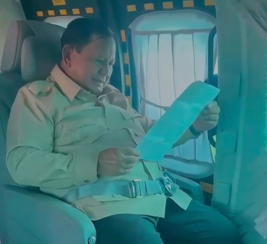 Prabowo Terima Surat dari Anak Kelas 5 SD: Terima Kasih Bapak atas MBG, Saya Senang. (Foto: Setpres)