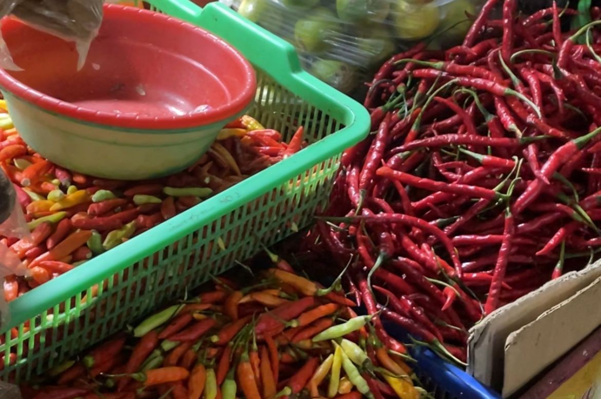 Pedagang Keluhkan Kenaikan Harga Bahan Pokok, Pendapatan Kian Menipis. (Foto Tangguh/IMG)