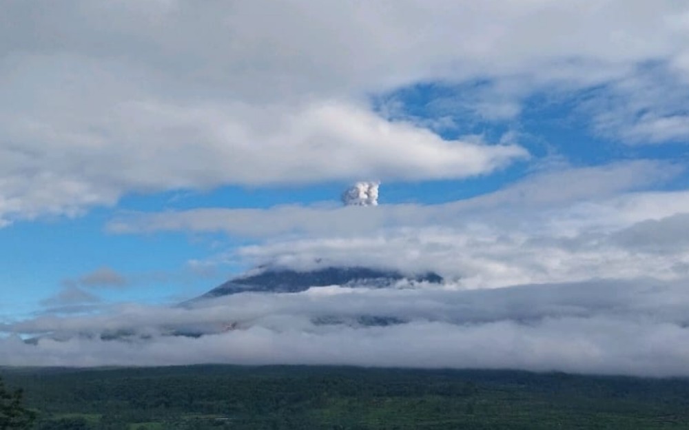 Gunung Semeru Erupsi Setinggi 1.000 Meter, Waspada Guguran Awan Panas 