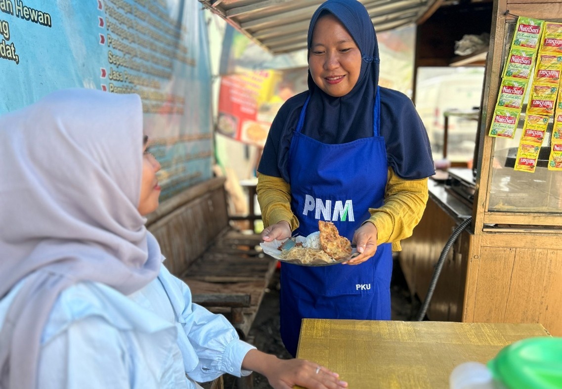 Perempuan Ini Sukses Kembangkan Usaha Rumahan, Jadi Andalan Transaksi Warga Lewat BRILink Agen. (Foto: BRI)