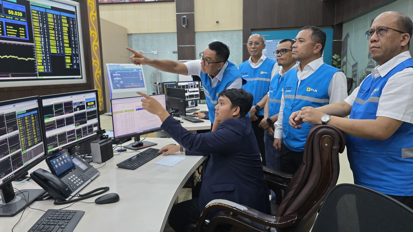 Dirut PLN Kunjungi Pusat Pengatur Beban Sumatera, Percepat Pemulihan Sistem Kelistrikan. (Foto: Dok. PLN)