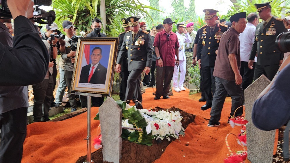 Pemakaman Militer Eks Menhan Ryamizard Ryacudu Berlangsung Khidmat, Sjafrie Jadi Inspektur Upacara. (Foto: MNC Media)