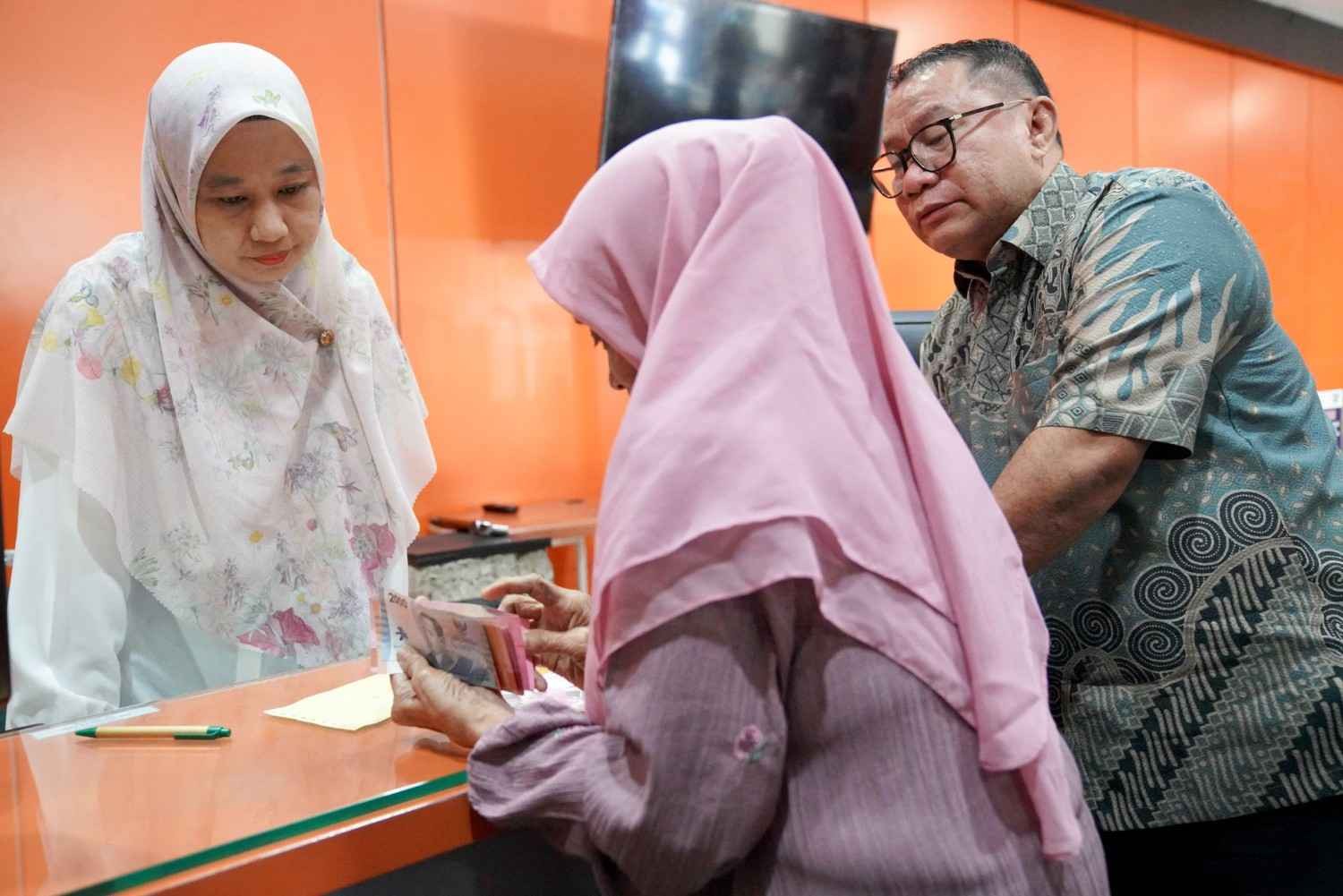 Gerak Cepat TASPEN, 99 Persen Peserta Pensiun Sudah Terima Gaji ke 13 Hari Pertama Penyaluran. (Foto: Doc TASPEN)