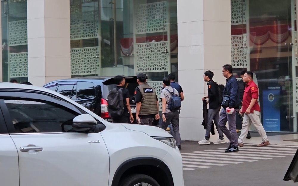 Penyidik Kejagung Tinggalkan Kantor BGN Usai Penggeledahan, Bawa Box Kontainer