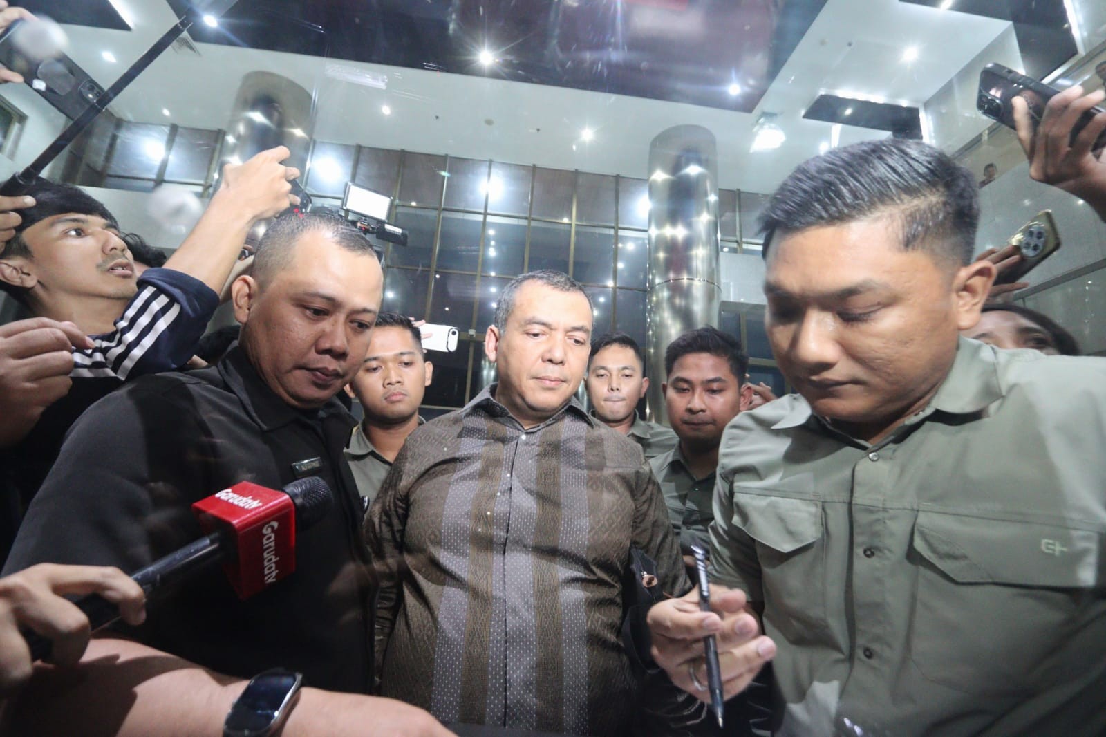 Silmy Karim Serahkan Diri ke KPK, Rumah Digeledah hingga Mobil Mewah Disita. (Foto: Puteranegara/iNews Media Group)