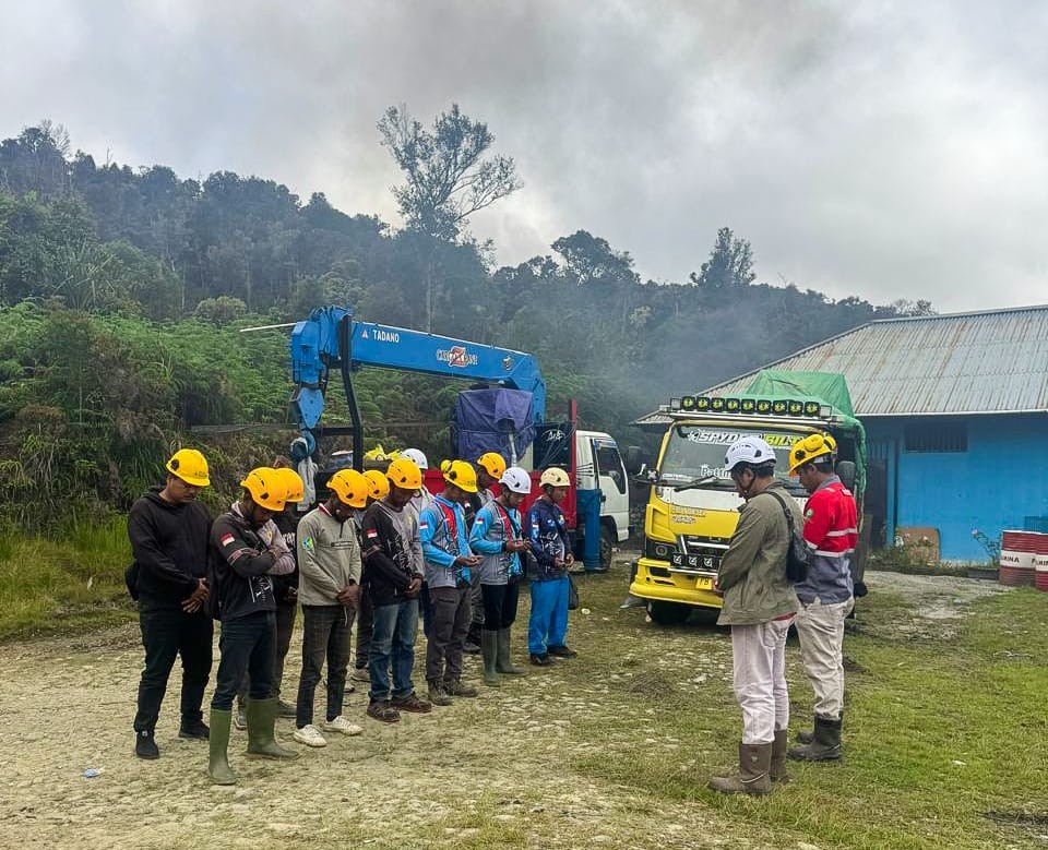 Tembus Medan Berat, PLN Hadirkan Listrik 24 Jam untuk 1.396 Rumah Tangga di Pegunungan Arfak. (Foto: Doc PLN)