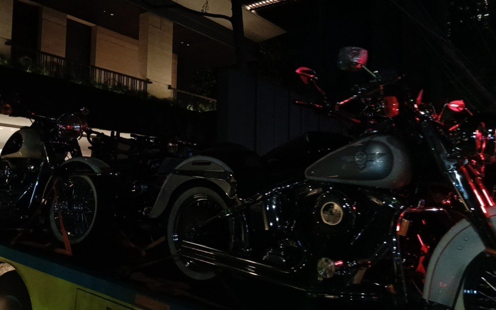 KPK Angkut Empat Harley Davidson hingga Mobil Mewah Usai Geledah Rumah Eks Wamen Imipas Silmy Karim