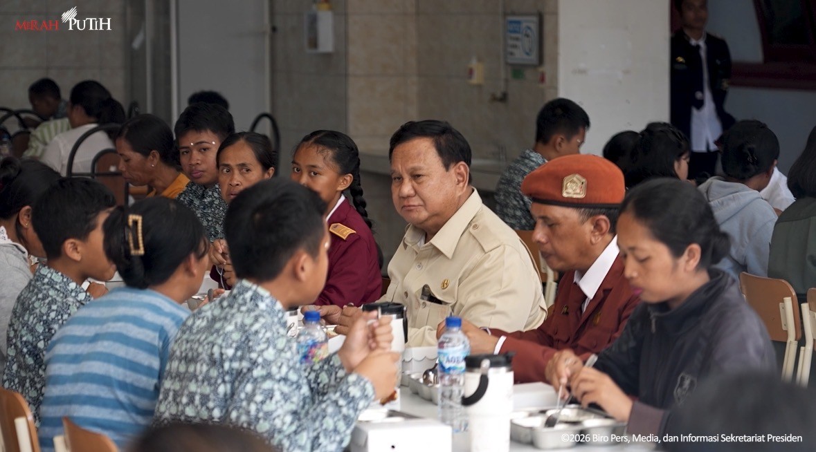 Prabowo Makan Siang Bersama Orang Tua dan Siswa SRMP 17 Tabanan, Menu Ayam Goreng hingga Telur. (Foto: Sekretariat Presiden)