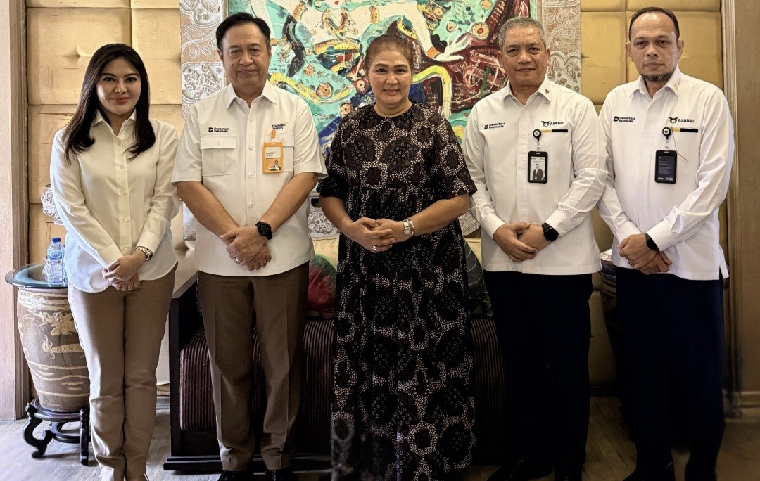 Bank Mandiri Taspen Serahkan Santunan kepada Ahli Waris Eks Menhan Ryamizard Ryacudu (FOTO:Dok Bank Mandiri Taspen)