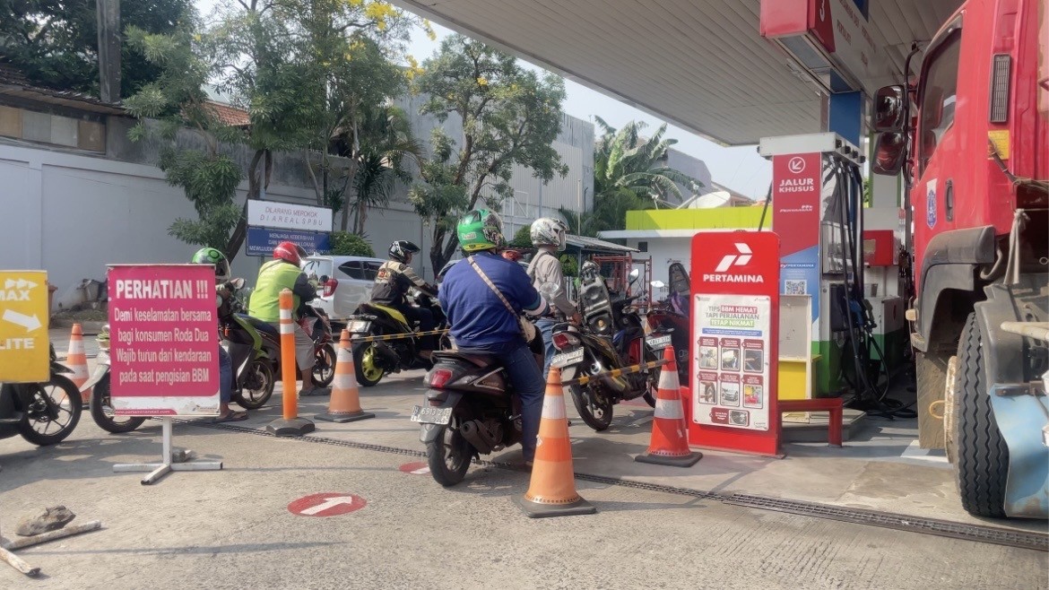 Harga Pertamax Naik, Pengemudi Sepeda Motor Antre Isi Pertalite. (Foto: Niko Prayoga/iNews Media Group)