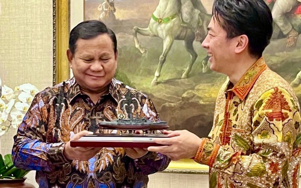 Menhan Jepang Beri Souvenir Kapal Perang Mikasa ke Presiden Prabowo