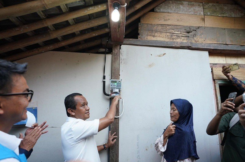 Kementerian ESDM bersama PT PLN (Persero) mempercepat pemerataan akses energi melalui program Lisdes dan BPBL. (Foto: Dok. PLN)