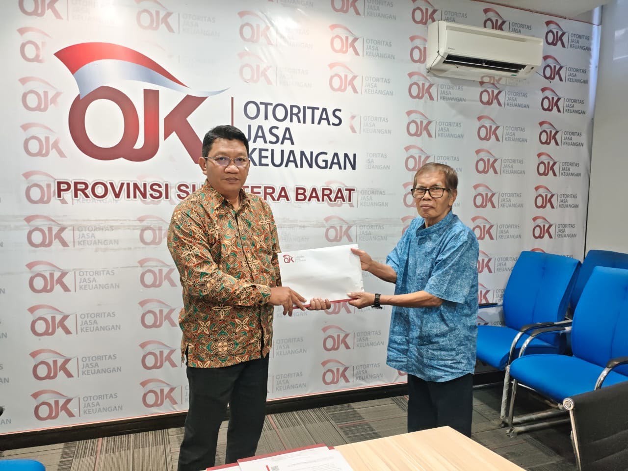 Dukung Sektor UMKM, OJK Setujui Penggabungan Dua BPR di Sumatera Barat (FOTO:Dok OJK)
