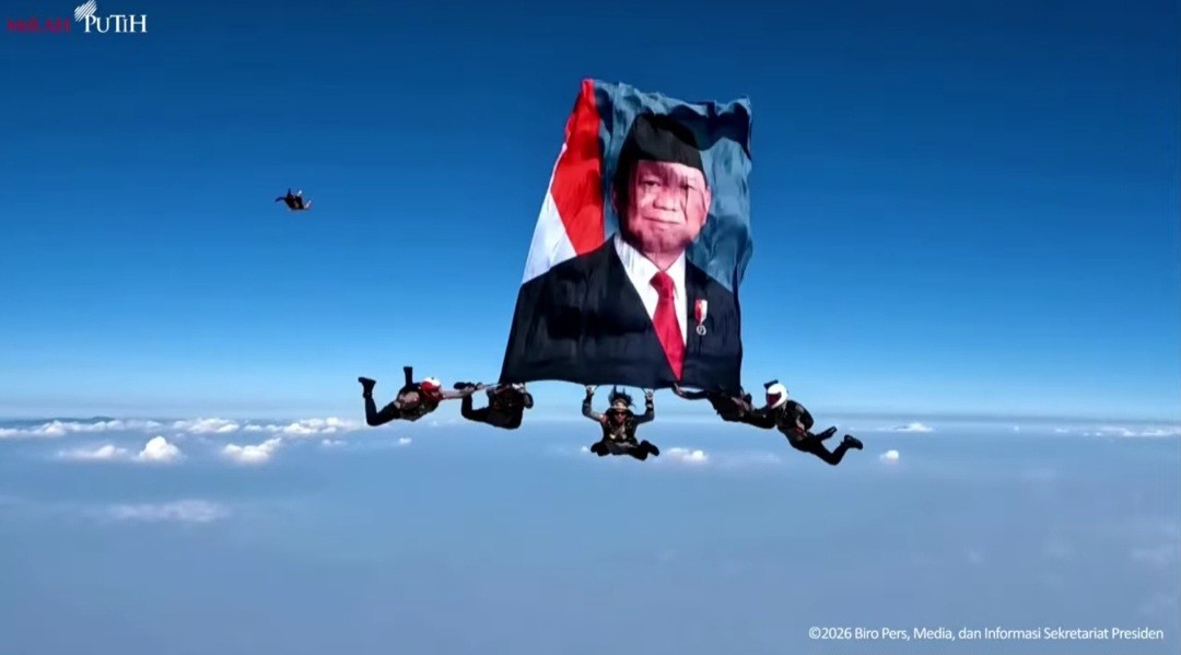 Momen Foto Prabowo Berkibar di Langit saat HUT ke-80 Bhayangkara (FOTO:Dok BPMI Setpres)