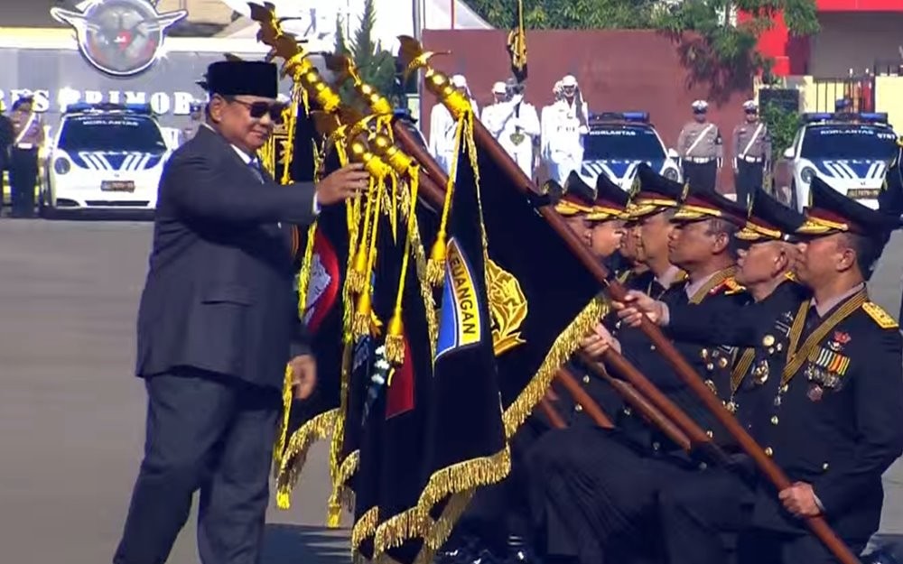 Presiden Prabowo Beri Tanda Kehormatan ke Poldadan Satker di HUT Bhayangkara ke-80