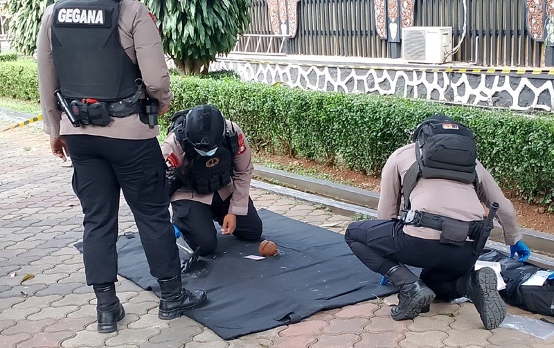 Tim Gegana yang berada di bawah Korps Brimob Polri mengamankan senjata mortir tua alias peninggalan lama di kawasan TMII. (Foto: Dok. Polri)