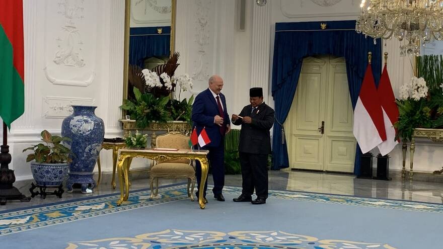 Prabowo Terima Hadiah Pulpen Emas dari Presiden Belarus Aleksandr Lukashenko. (Foto: Sekretariat Presiden)