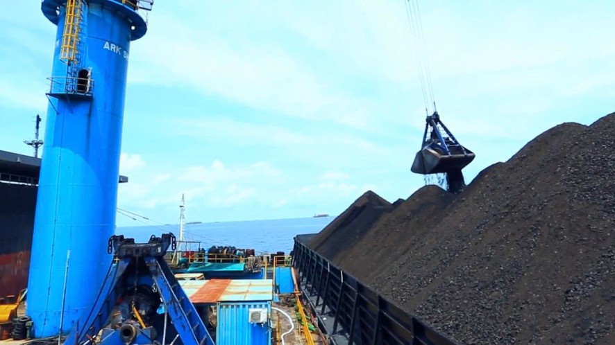 PELNI mengangkut komoditas batu bara sebagai pasokan energi primer bagi operasional Pembangkit Listrik Tenaga Uap (PLTU). (Foto: Ist)