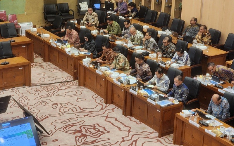 PLN memastikan pemadaman listrik secara bergiliran yang berdampak pada rumah tangga hingga bisnis telah berakhir. (Foto: iNews Media/Iqbal Dwi Purnama)