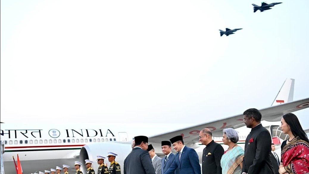 Momen Jet Tempur F-16 dan Sukhoi Kawal Kedatangan PM India Narendra Modi di Indonesia. (Foto Istimewa)