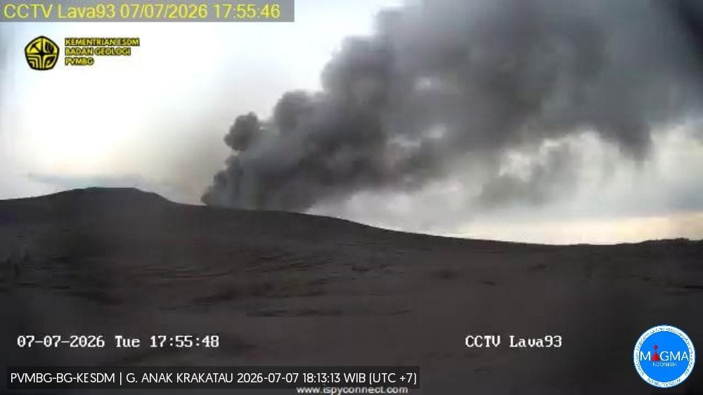 Gunung Anak Krakatau Keluarkan Asap Hitam Tebal, Status Level III Siaga (FOTO:Dok Ist)