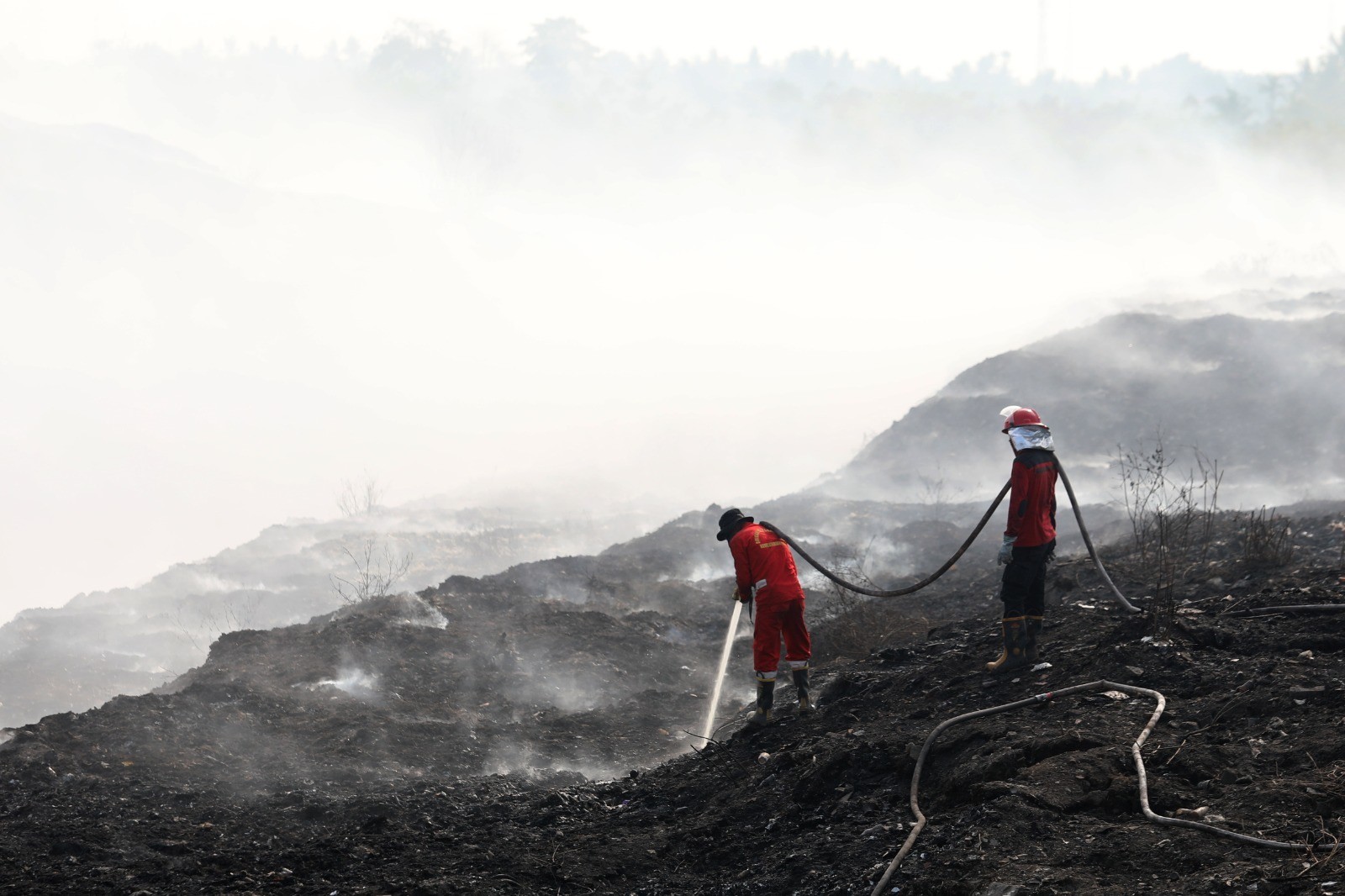 Pemadaman Kebakaran TPA Jatiwaringin Hari ke-7, 45 Persen Berhasil Dipadamkan. (Foto: BNPB)
