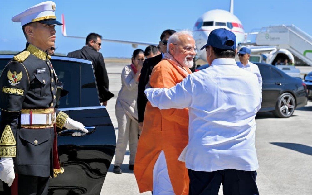 Presiden Prabowo dan PM Narendra Modi Tinjau Candi Prambanan dari Udara dengan Helikopter
