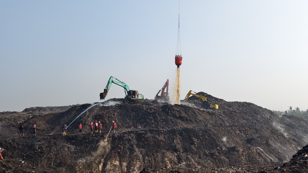 Kebakaran TPA Jatiwaringin Padam 100 Persen, Operasi Lanjut ke Pendinginan.(Foto: BNPB)