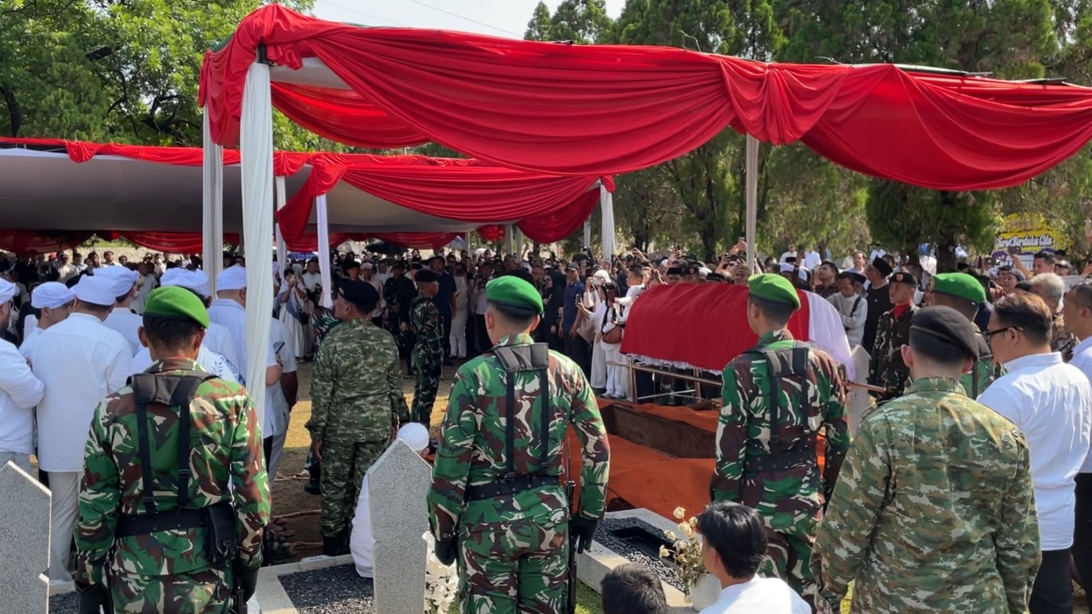 Prosesi Militer Iringi Pemakaman Rachmat Gobel di TMP Kalibata. (Foto Tangguh/IMG)