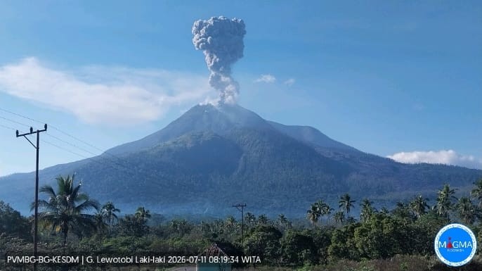 Gunung Lewotobi Laki-laki Erupsi dengan Kolom Abu Capai 1.000 Meter, Status Siaga III. (Foto: iNews Media Group)