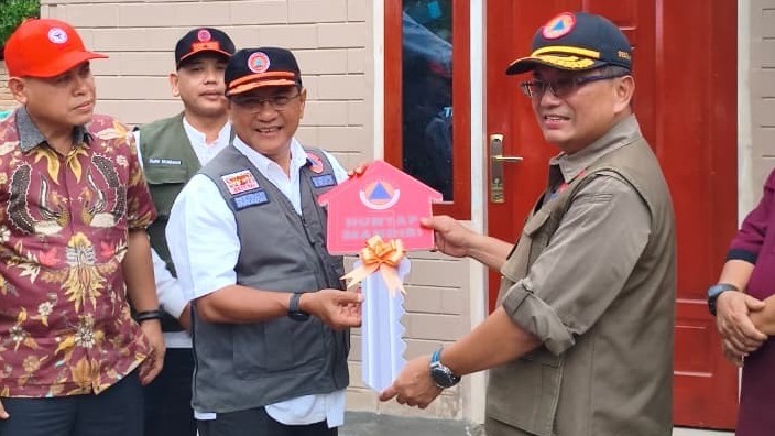 BNPB Serahkan Kunci Rumah Hunian Tetap ke Warga Terdampak Bencana di Sumatera. (Foto: BNPB)
