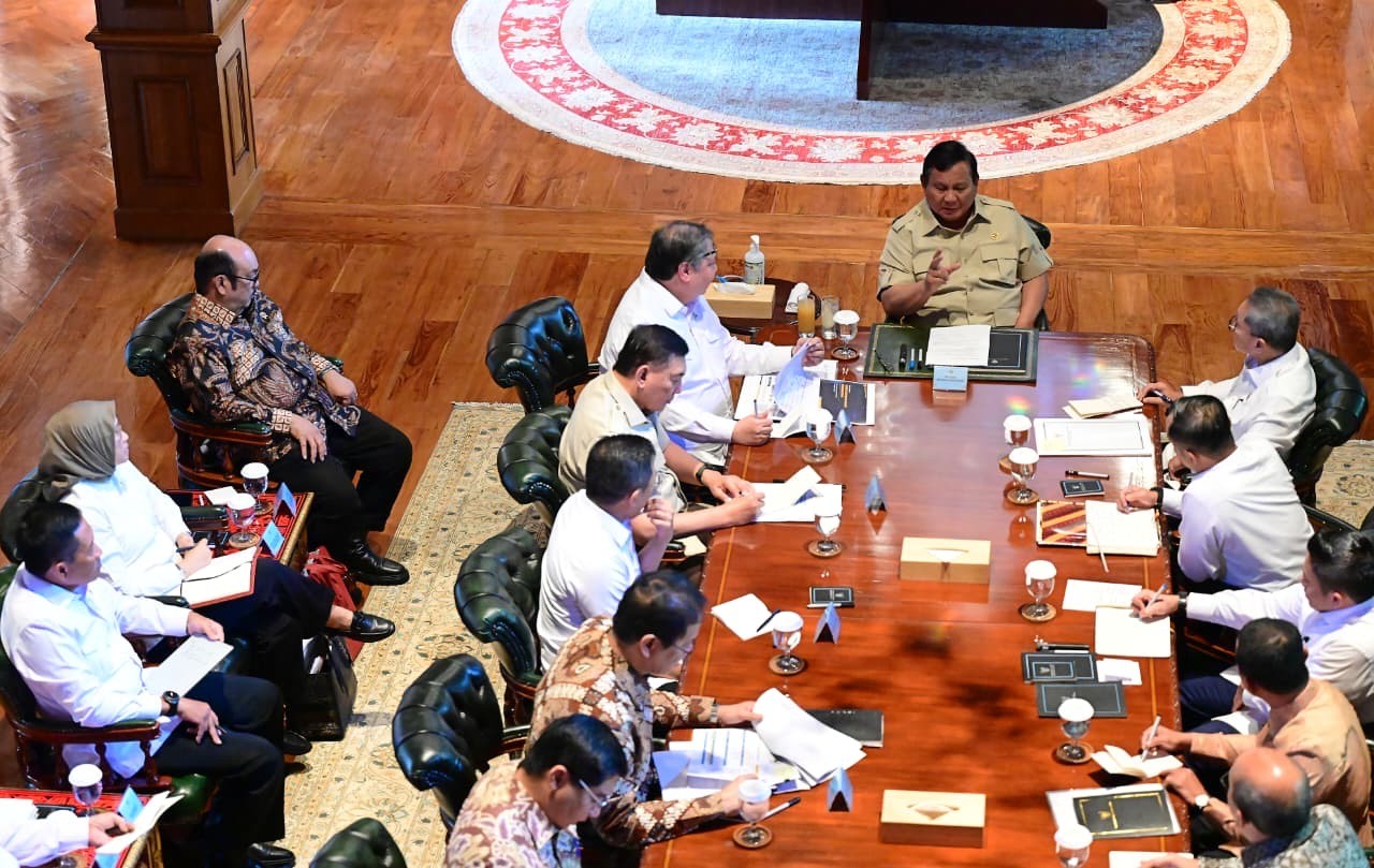 Prabowo Kumpulkan Menteri di Hambalang, Bahas Harga BBM Khusus untuk Nelayan. Foto: iNews Media Group.