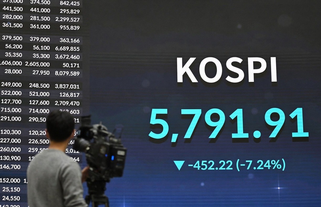 KOSPI Korsel Jatuh Hampir 9 Persen, Saham Chip SK Hynix dan Samsung Tumbang. (Foto: Getty Images)