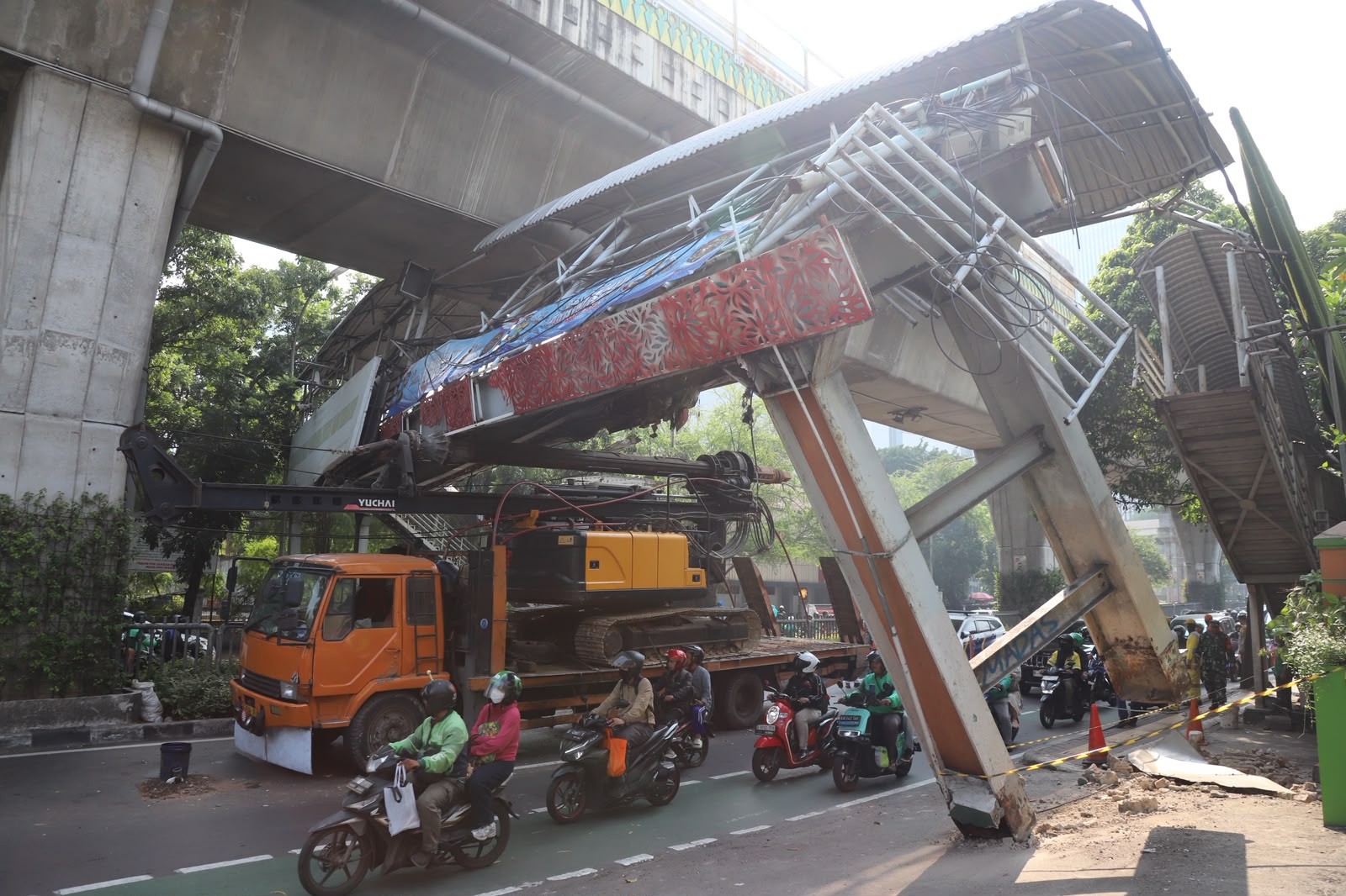 Truk yang Tersangkut di JPO Tendean Ikuti Google Maps, Tujuannya ke Kejagung