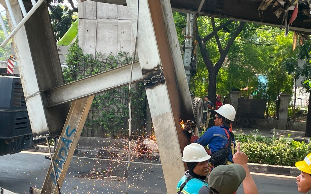 JPO yang Ditabrak Truk Dibongkar, Jalan Tendean Macet Parah