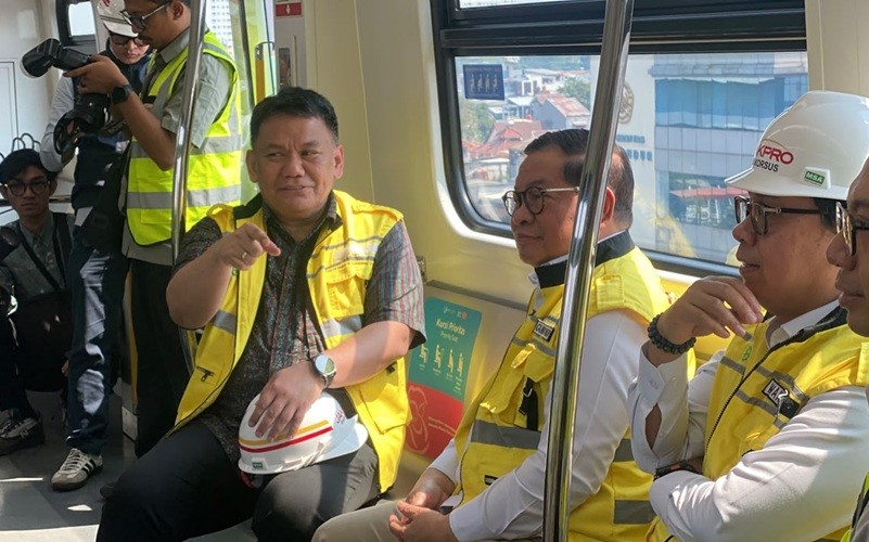 Pemprov DKI menyatakan proyek LRT Jakarta rute Rawamangun-Manggarai siap beroperasi pada Agustus 2026. (Foto: iNews Media/Danandaya Arya Putra)