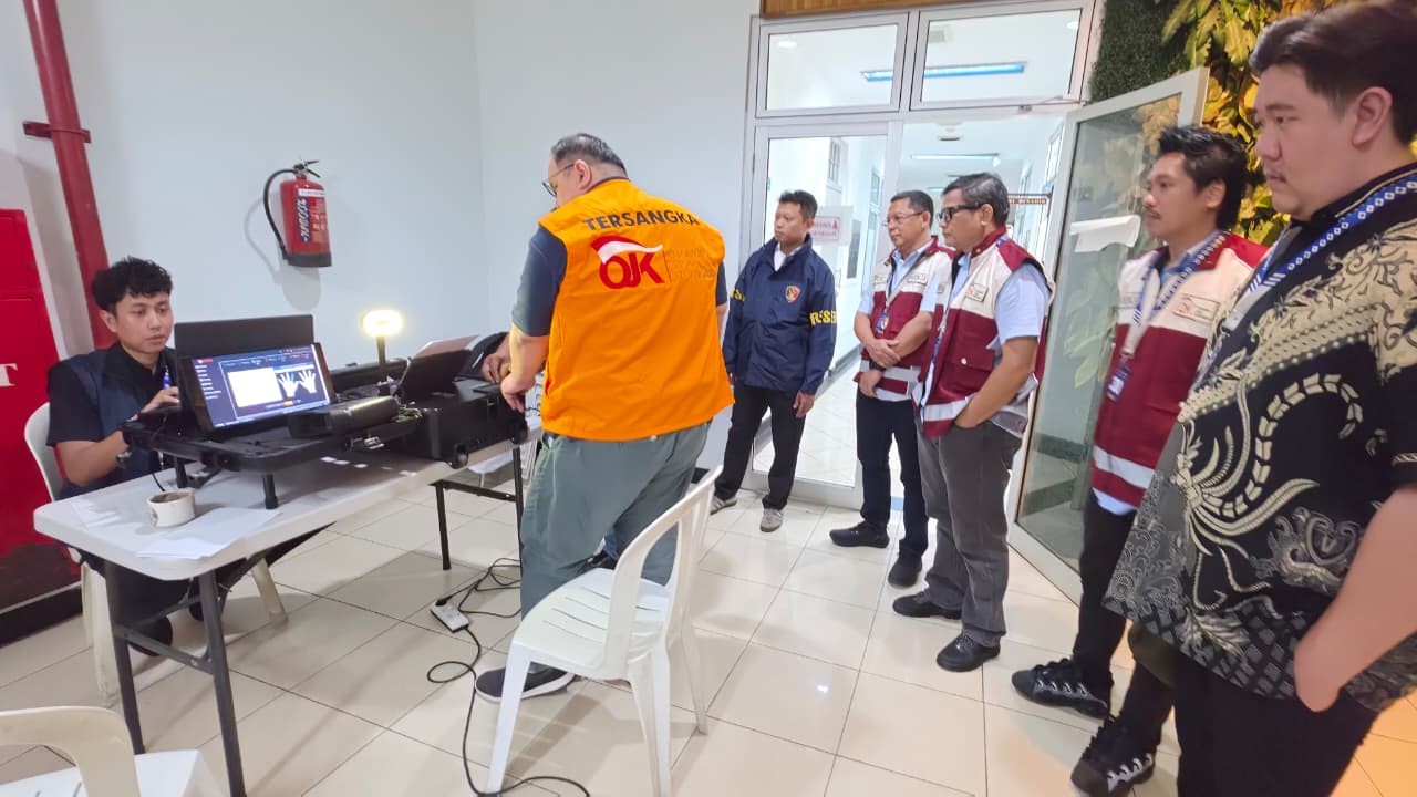 OJK Serahkan Tersangka dan Barang Bukti Kasus Asuransi Jiwa Prolife ke Kejaksaan Negeri Jaksel (FOTO:Dok OJK)