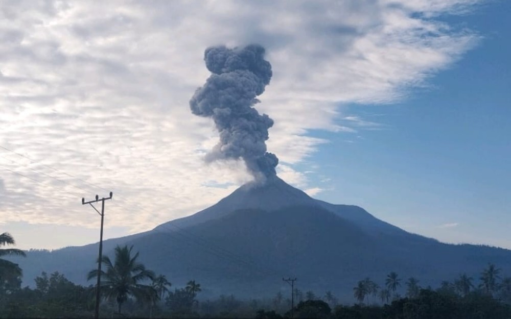 Gunung Lewotobi Laki-laki Erupsi Pagi Ini, Luncurkan Abu Vulkanik 1.600 Meter