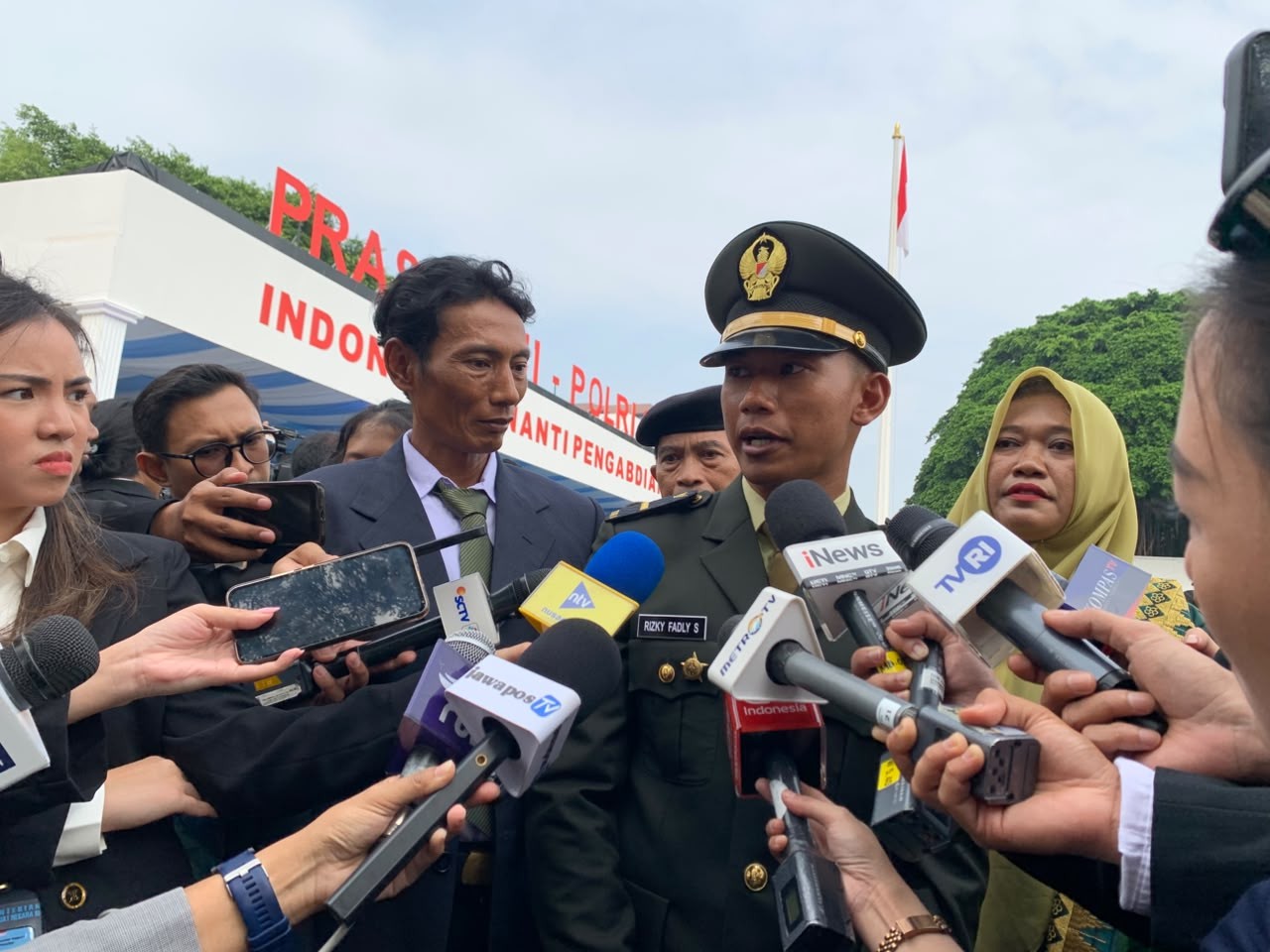 Kisah Haru Anak Buruh Serabutan yang Dilantik Menjadi Perwira TNI oleh Presiden. (Foto: MNC Media)