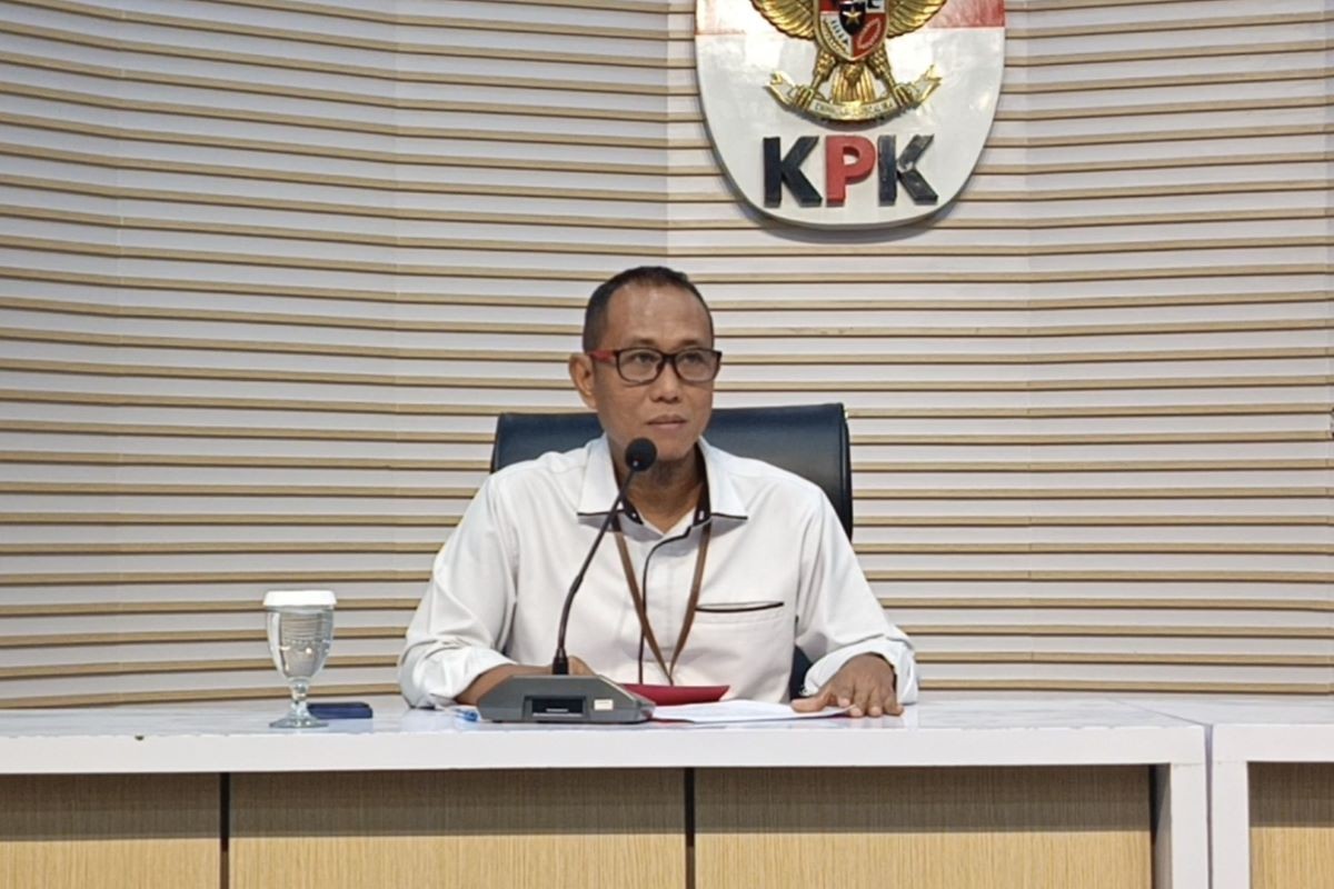 KPK Tahan Tiga Tersangka Kasus Suap Dana Hibah Pokmas Jatim. (Foto: Nur Khabibi/ iNews Media Group)