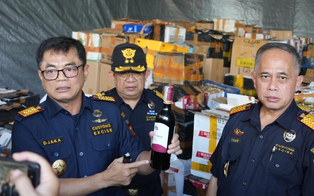 Bea Cukai dan TNI Bongkar Timbunan 19 Ribu Botol Miras Berpita Cukai Palsu Senilai Rp12,55 Miliar 