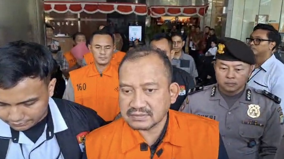 Kenakan Rompi Oranye, Bupati Pemalang Anom Widiyantoro Ditahan KPK. (Foto: MNC Media)