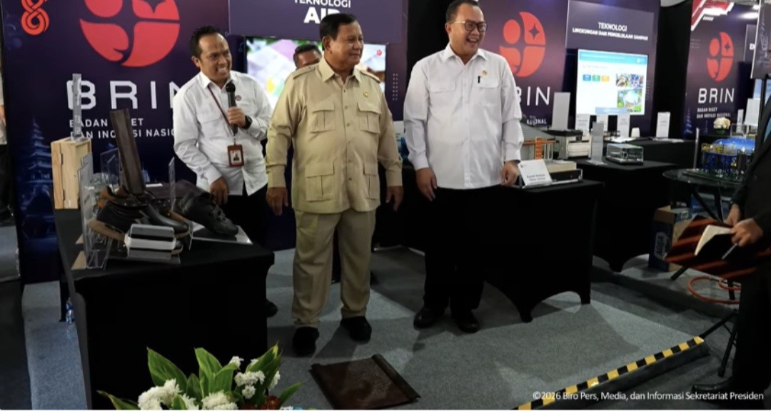 Prabowo Jajal Inovasi BRIN di Istana, Injak Genteng Biomassa Berbahan Serabut Kelapa (FOTO:Dok Ist)