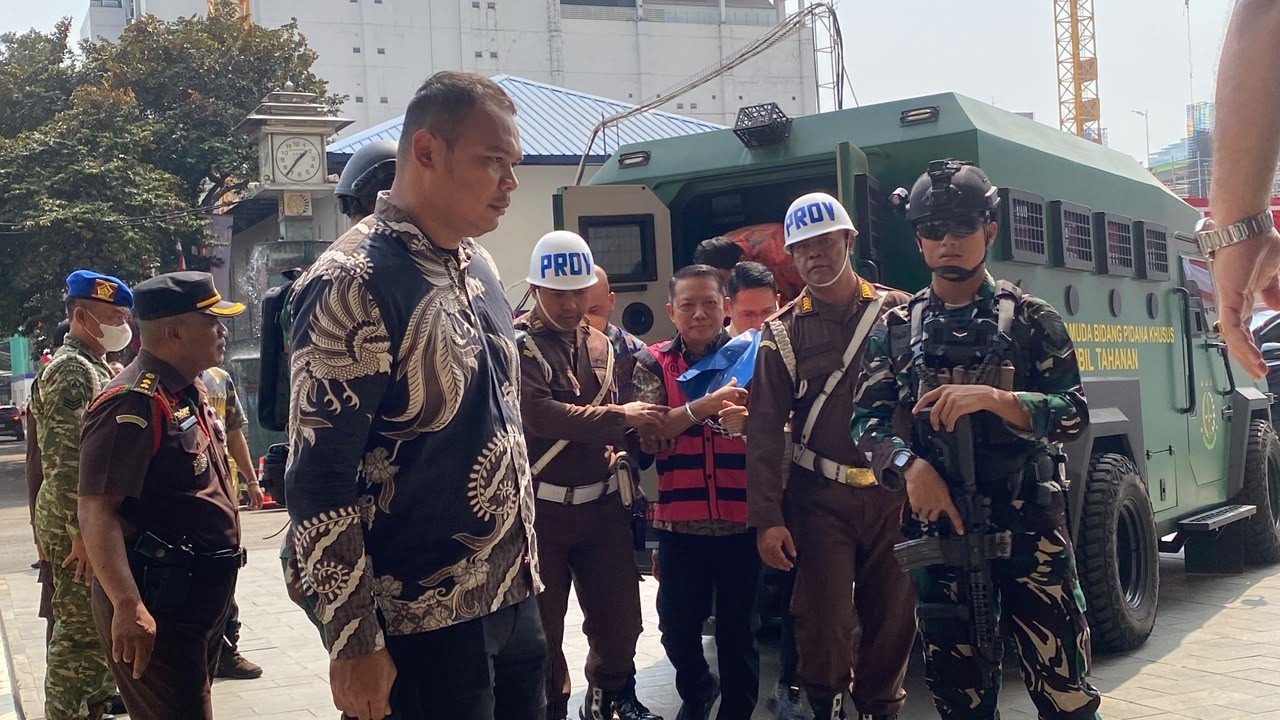 Febrie Adriansyah Tiba di Kejagung, Jalani Pemeriksaan Terkait Dugaan Kasus TPPU. (Foto: Danandaya Arya Putra/iNews Media Group)