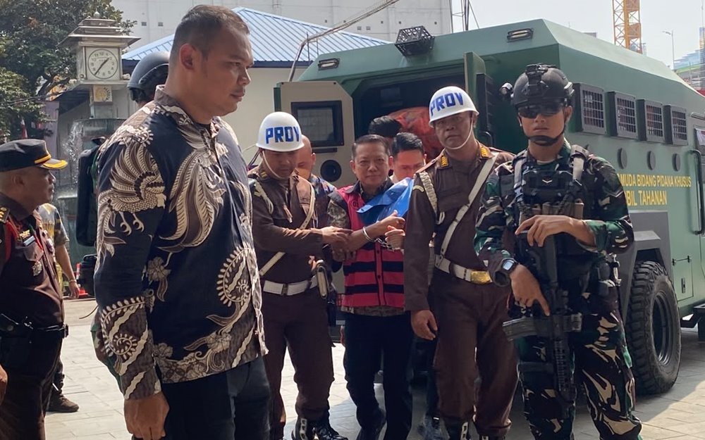 Klimis, Berompi Pink dan Diborgol, Begini Penampakan Eks Jampidsus Febrie Adriansyah (Foto: Danandaya/iNews Media Group)