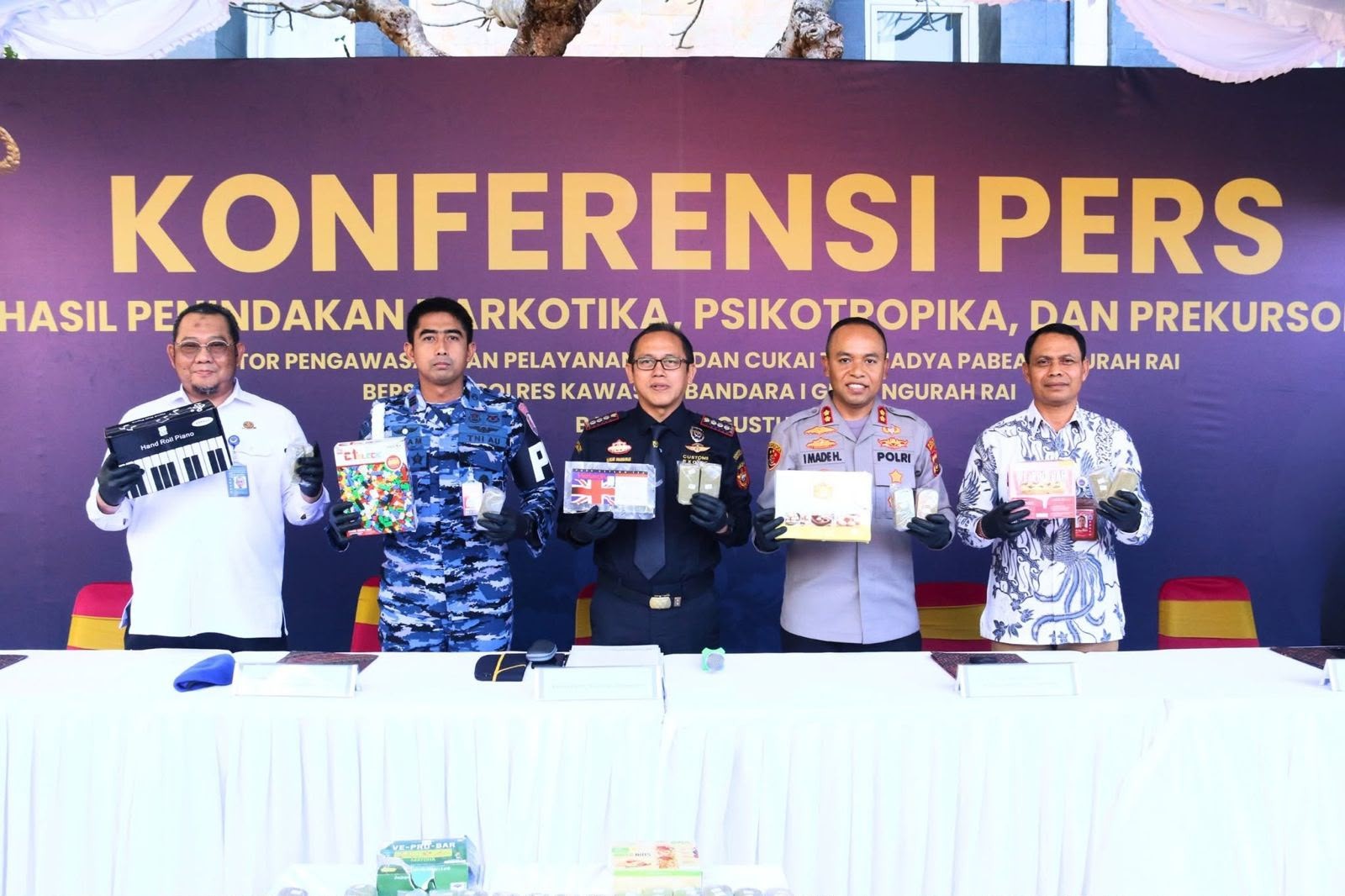 Bea Cukai Ngurah Rai Gagalkan Penyeludupan Narkotika dari India, Barang Bukti 10 Kg Ganja. Foto: iNews Media Group.