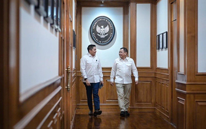 Sekretaris Kabinet, Teddy Indra Wijaya melakukan pertemuan dengan pengusaha Andi Syamsuddin Arsyad alias Haji Isam. (Foto: IG @sekretariat.kabinet)