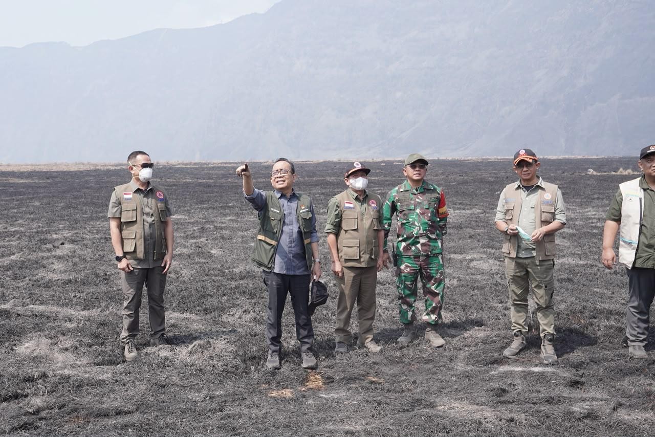 Menko PMK Sebut Masih Tersisa Dua Titik Api Karhutla Bromo, Pemadaman Dikebut (FOTO:Dok Ist)