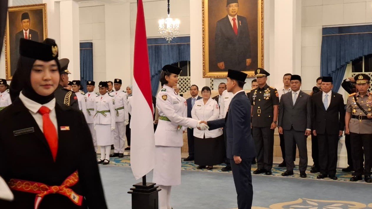 Gibran Kukuhkan 76 Paskibraka HUT ke-81 RI di Istana Negara. (Foto Riyan/IMG)