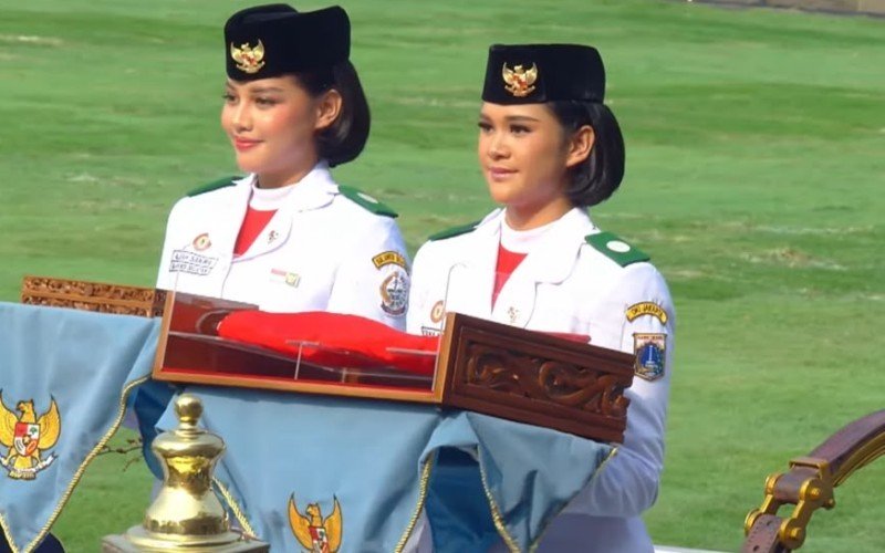 Bendera Pusaka Merah Putih dan Teks Proklamasi Tiba di Mimbar Kehormatan Istana